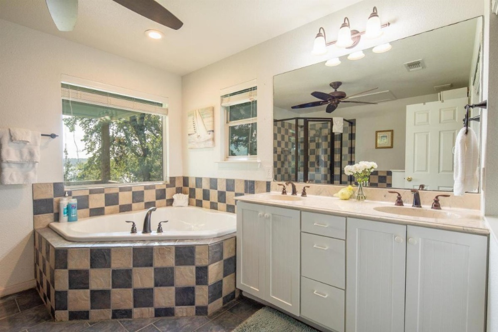 Lakeshore Escape Home Image 22